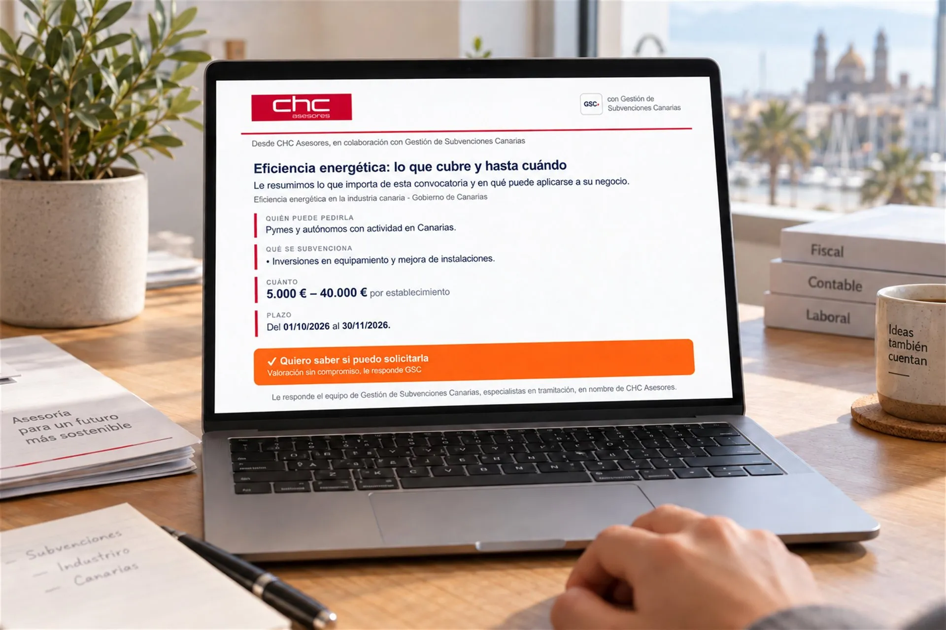 Portátil en una oficina con el aviso de una convocatoria abierto: logo del despacho arriba, la línea «Desde CHC Asesores, en colaboración con Gestión de Subvenciones Canarias», quién puede pedirla, qué se subvenciona, cuánto, el plazo y el botón «Quiero saber si puedo solicitarla».