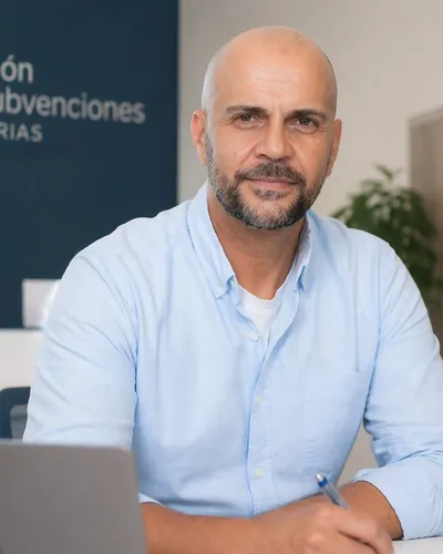 Retrato de Modesto Torrens, consejero delegado de GSC, en la oficina de Las Palmas